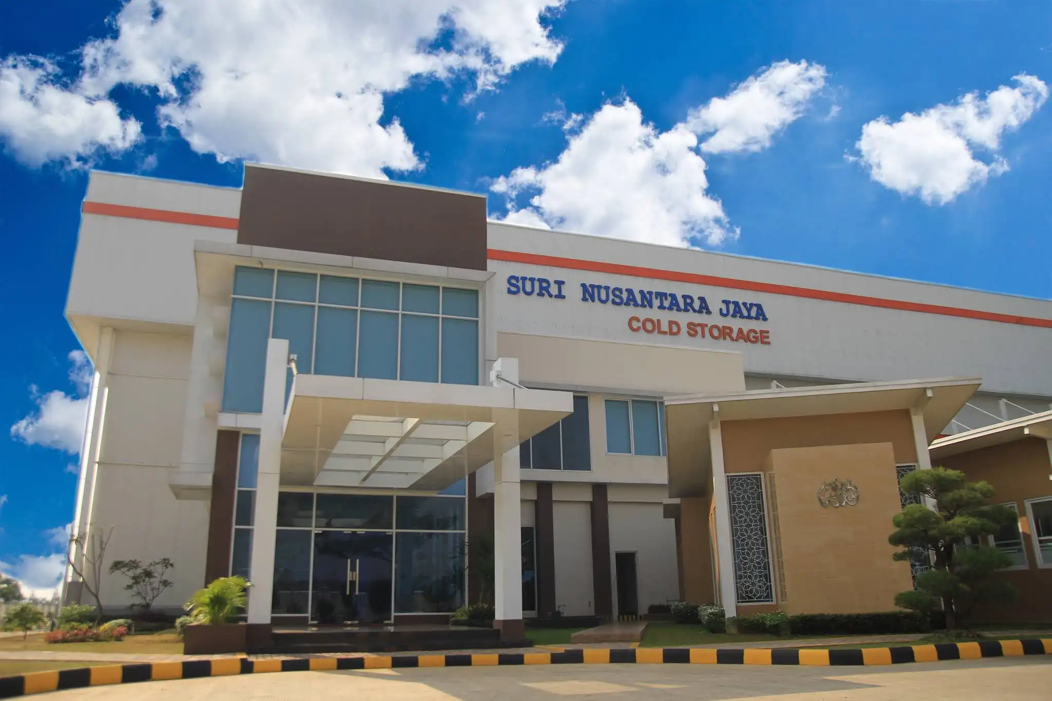 Tampak depan gedung cold storage PT Suri Nusantara Jaya di Serang Baru, Bekasi