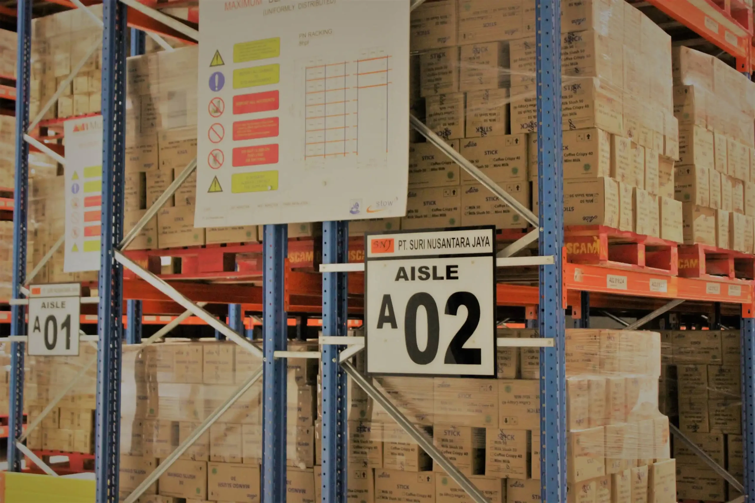 Rak penyimpanan pallet di dalam gudang cold storage Suri Nusantara Jaya, Bekasi