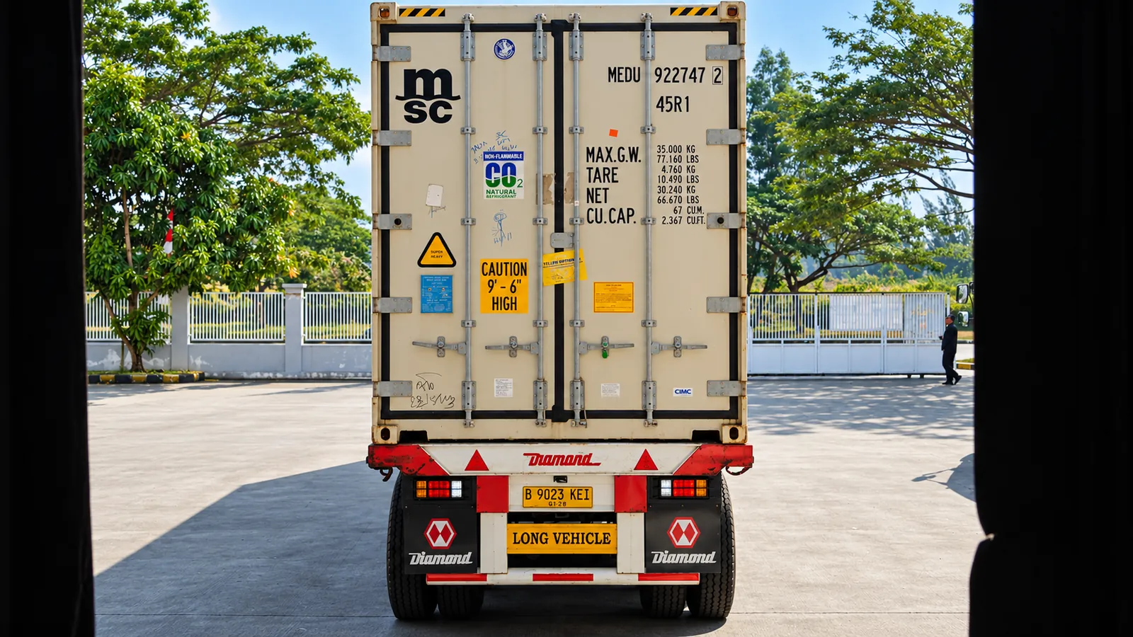 Kontainer reefer siap berangkat dari gudang cold storage SNJ Bekasi