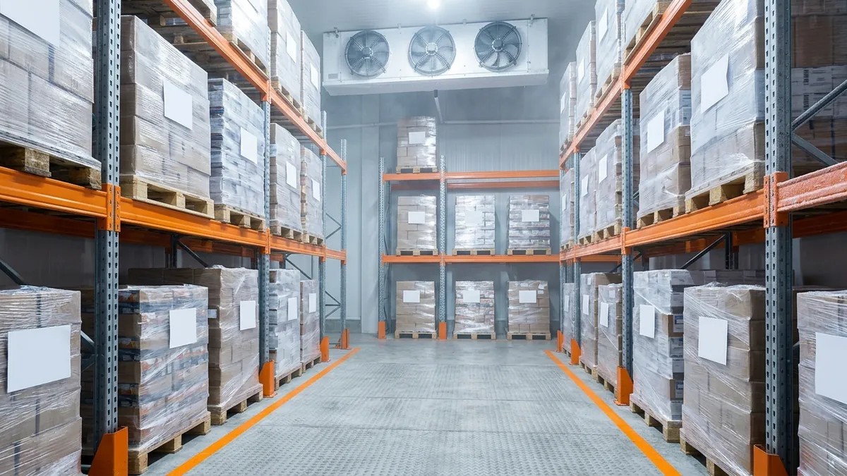 Pallet berlabel tersusun rapi dengan celah ke dinding dan evaporator yang tidak terhalang di gudang beku