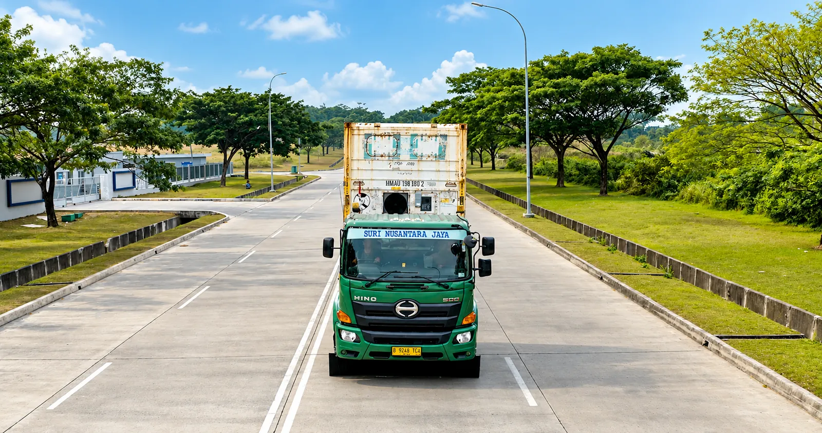 Truk berpendingin PT Suri Nusantara Jaya membawa kontainer reefer